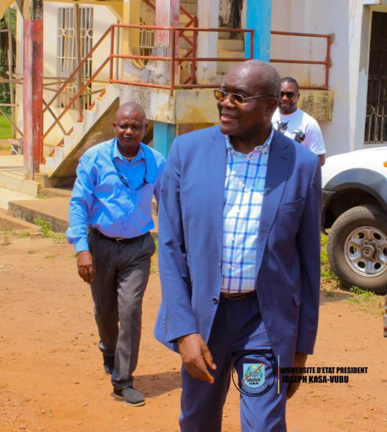 Visite de travail du Recteur sur le site universitaire de KM8