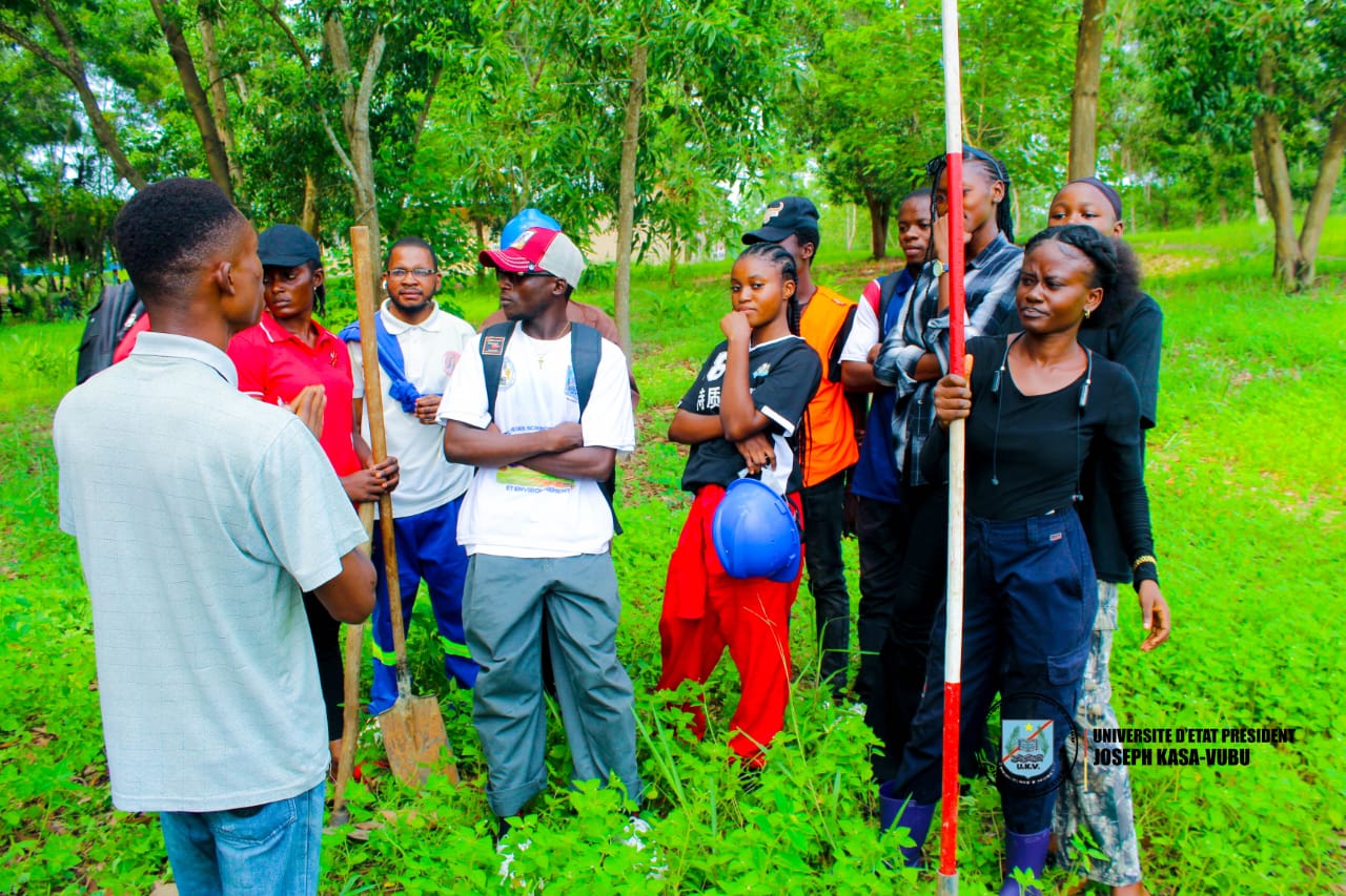 Activité de préparation du terrain à la Faculté d’Agronomie